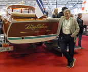 Albatross ja veneen omistaja. Veneen nimi King Salmon viittaa samannimiseen ravintolaan.