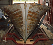 Albatrossin keula veneen tultua Juha Tiiran entisöitäväksi vuonna 2018