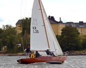 AMANDA FIN-25. Gösta Kyntzell suunnitteli ja Björklundin veistämö rakensi veneen 1954 Stora Bässen-saarella Helsingissä. AMANDA oli pitkään Ruotsissa.