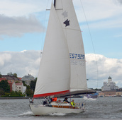 LEA BERENICE on ollut muutamia vuosia Eestissä - Boris Ljubtshenko osti veneen Turusta ja on kunnostanut sen. Turun Veneveistämö rakensi veneen 1908 August Westinin piirustusten mukaisesti. Boris on Viaporin Tuopin vakiovierailija.